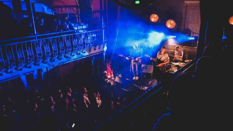 Comment s'écrit music-Hall ?