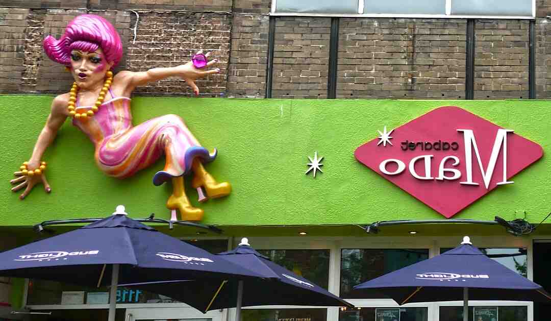 Pourquoi les danseuses de French-cancan crient ?