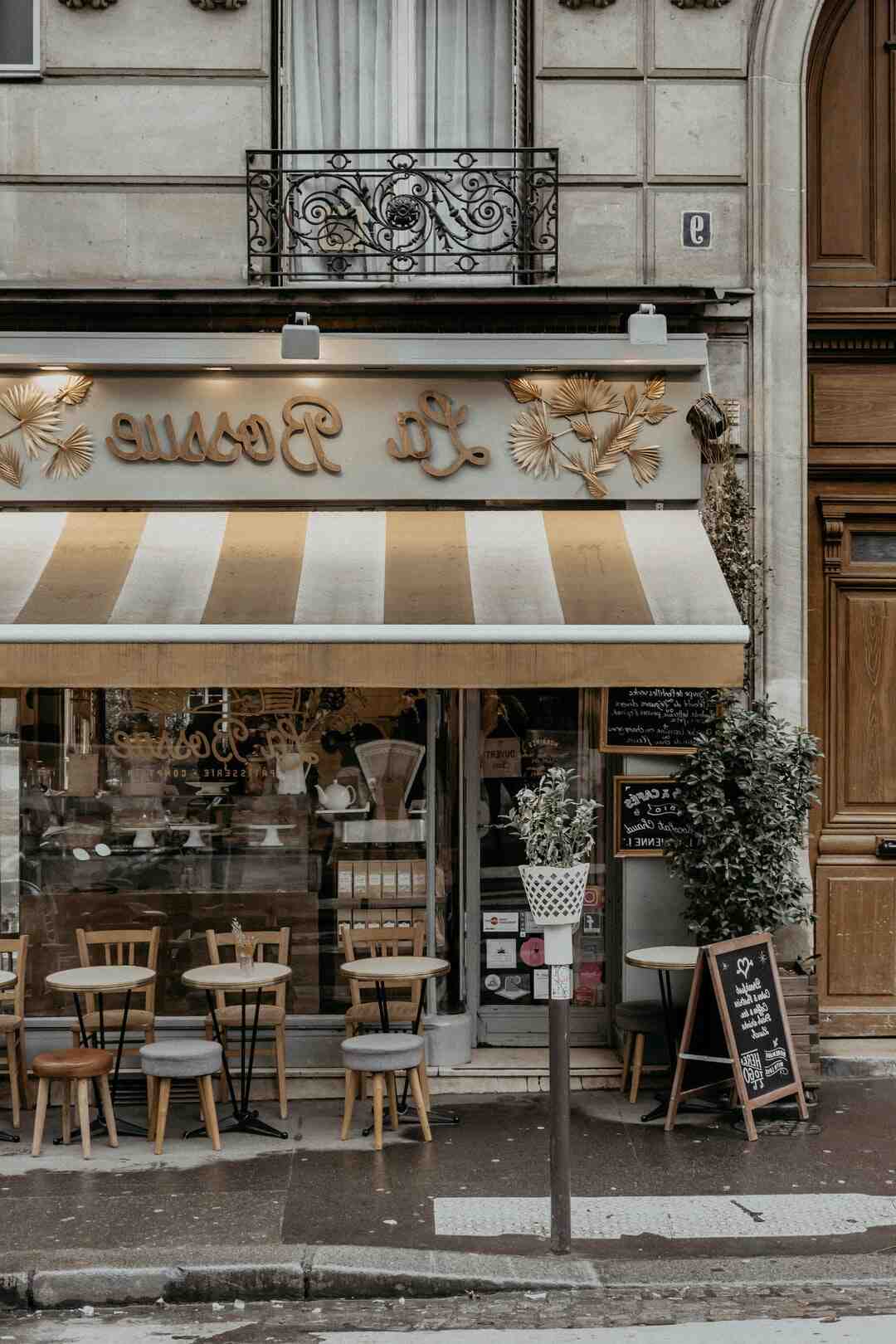 Qui est Monsieur Schmitt résumé ?