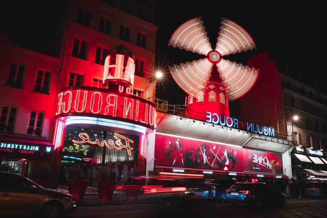 Quel âge ont les danseuses du Moulin Rouge ?
