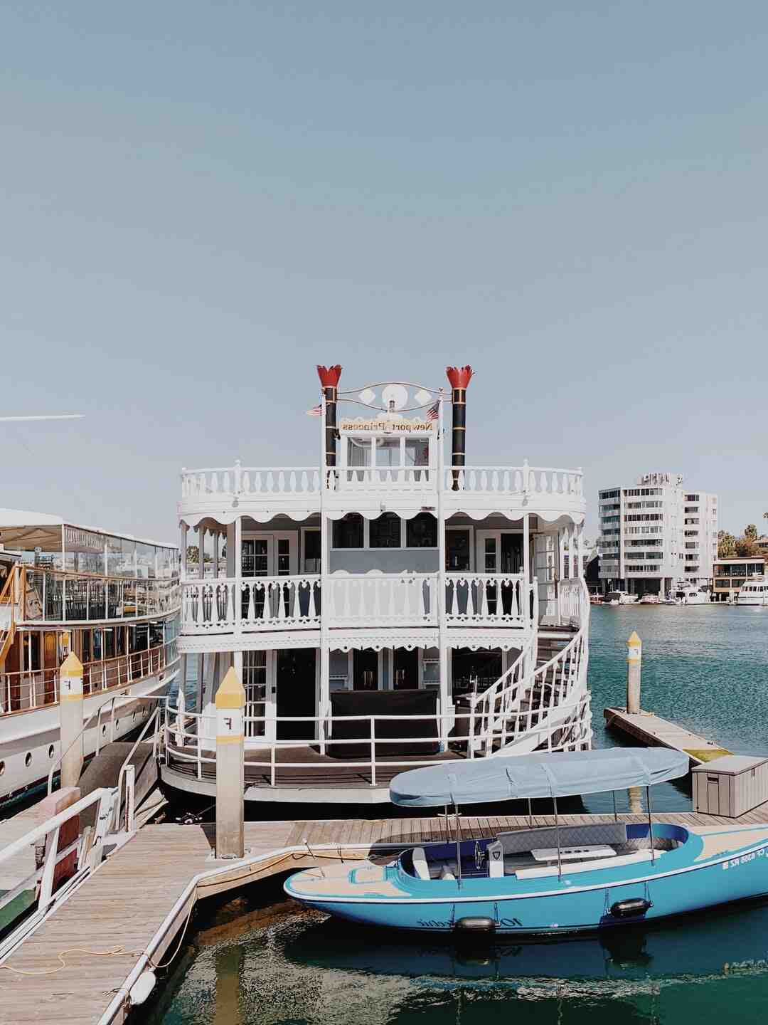 Quelle est la différence entre le Lido et le Moulin Rouge ?