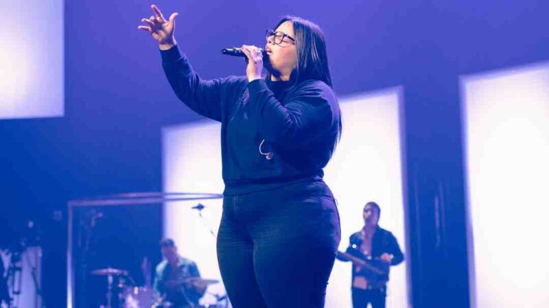 Qui est la chanteuse du Lido ?