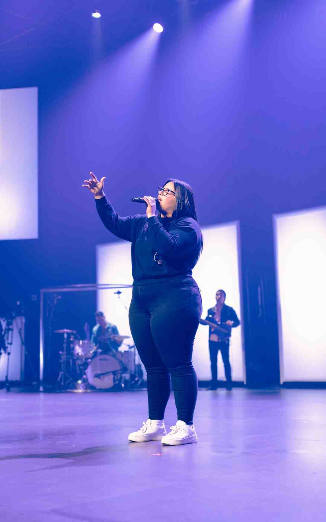 Qui est la chanteuse du Lido ?