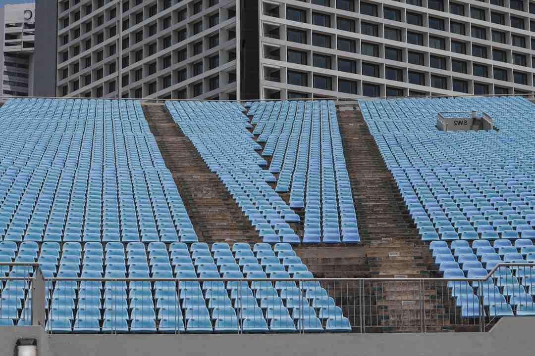 Comment s'appelle la personne qui est cachée dans les coulisses ?