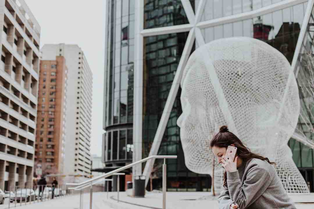 Comment s'appelle la personne qui s'occupe d'un chanteur ?