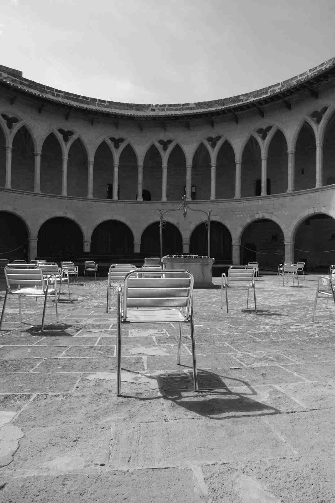 Comment s'appelle l'employé chargé de conduire les spectateurs à leur place ?