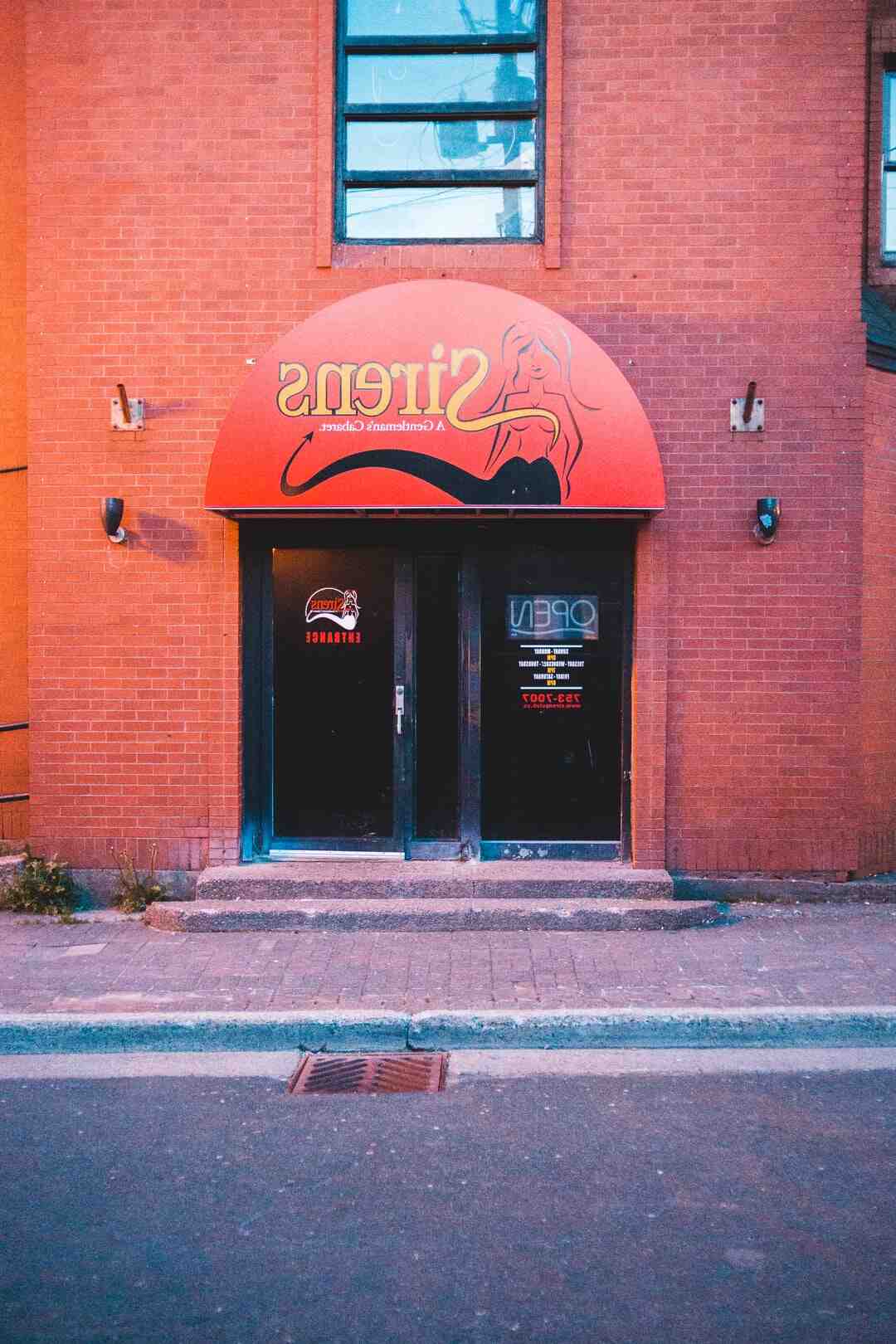 Où se trouve le cabaret de Patrick Sébastien ?