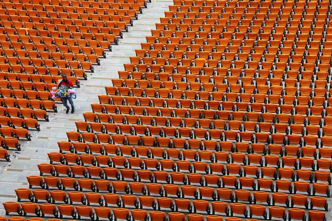 Qui s'occupe des décors au théâtre ?