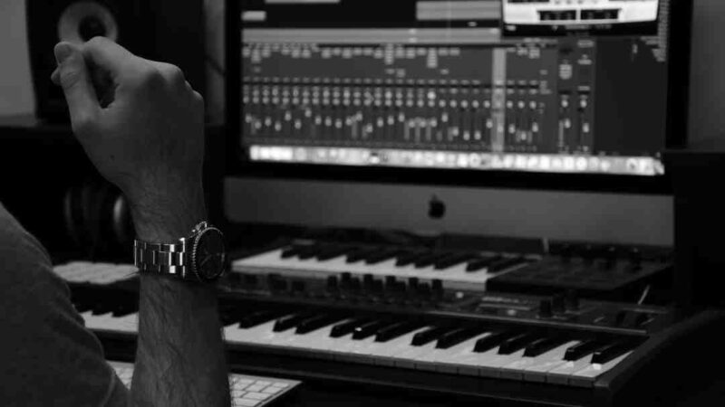 Comment se faire remarquer par un producteur de musique ?